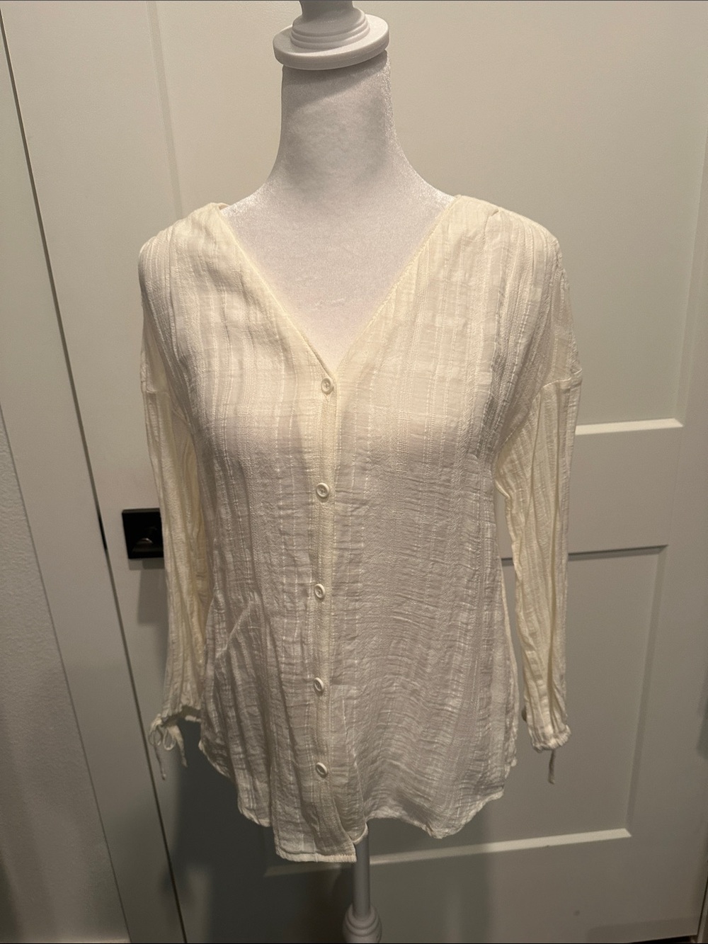 Garnet Hill  Sz 2 cream colored lightweight 3/4 sleeved blouse 100% cotton